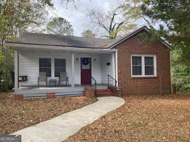 bungalow-style house featuring covered porch