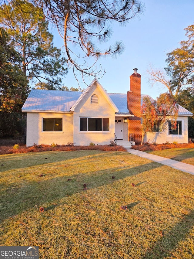 single story home with a front yard