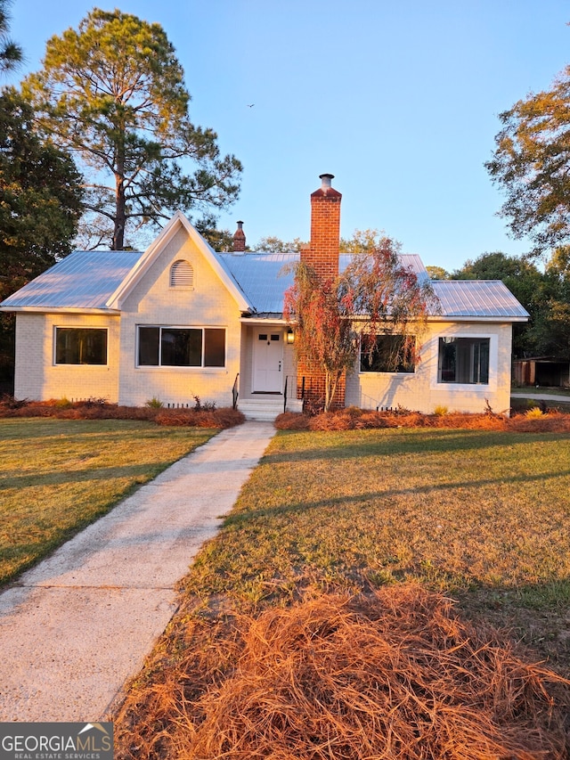 view of front of property with a front lawn