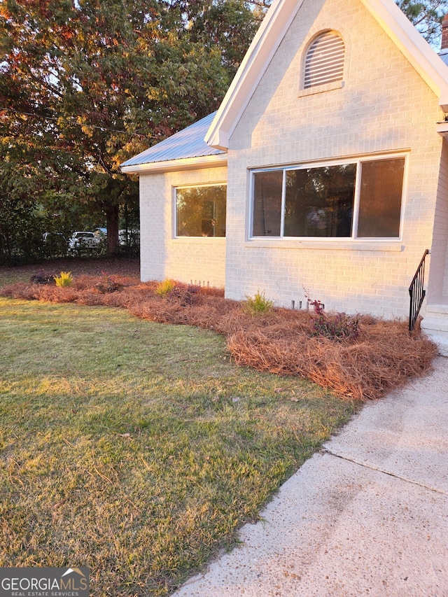 view of side of property featuring a lawn