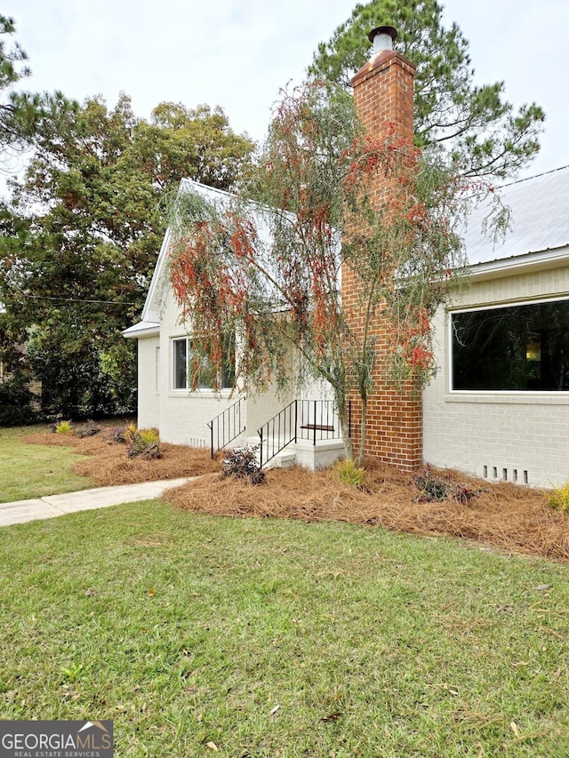 view of side of property featuring a yard