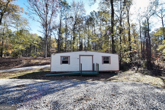 view of outdoor structure featuring an outbuilding