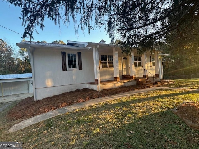 view of front of home featuring a front yard