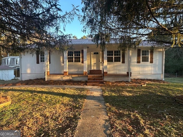 view of front of house with covered porch and a front lawn