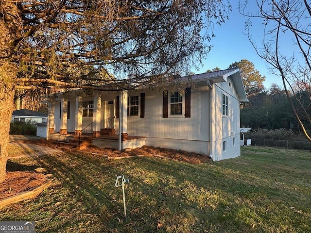 view of front of home featuring a front yard