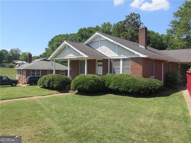 view of front of home featuring a front lawn