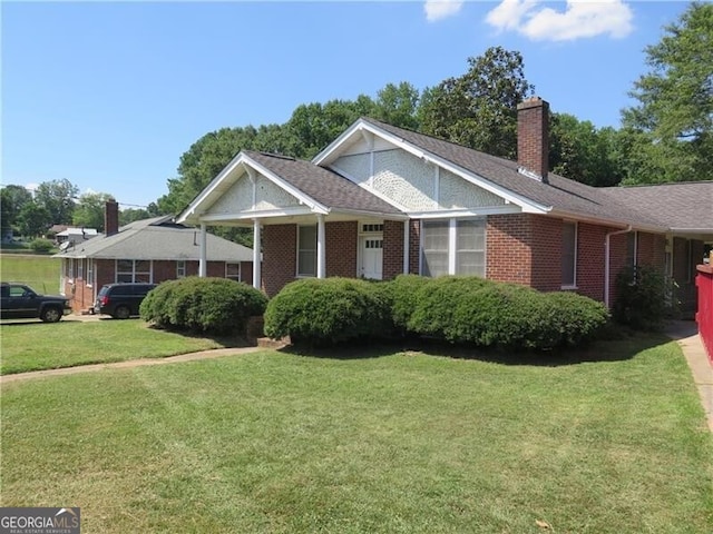 view of front facade with a front lawn