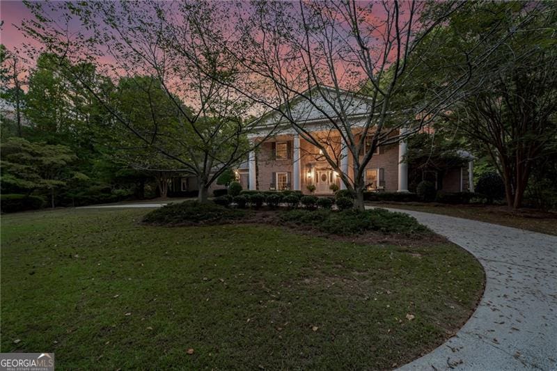 view of front of house featuring a yard