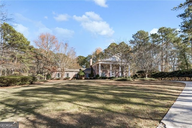 view of front of property featuring a front yard