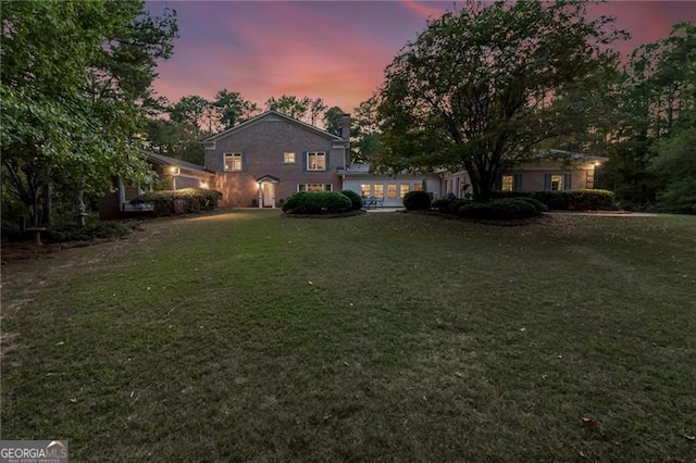 view of yard at dusk