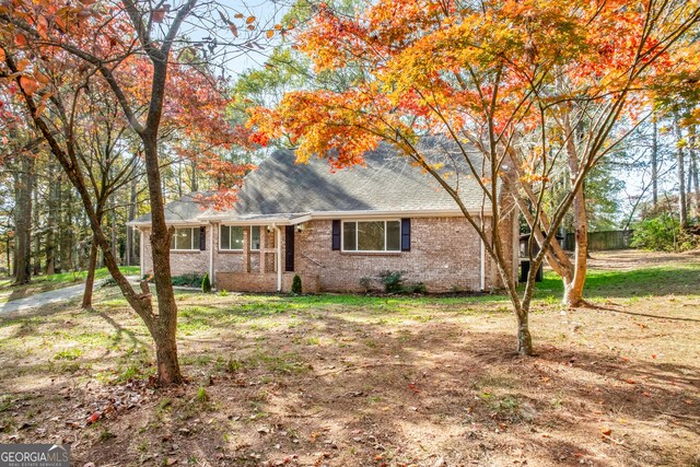 view of front of house featuring a front lawn