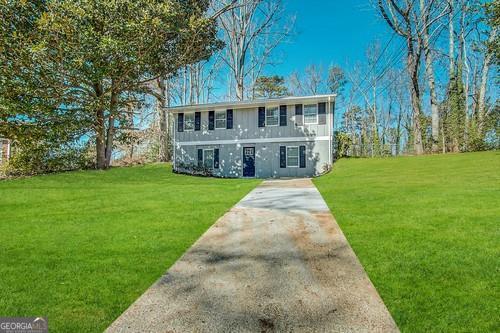 view of front facade featuring a front lawn