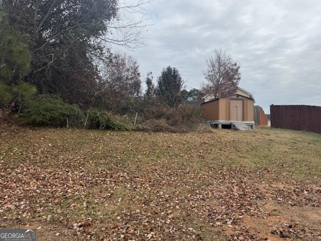 view of yard featuring a storage shed