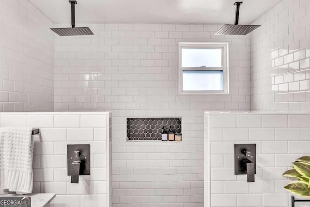 bathroom featuring a tile shower