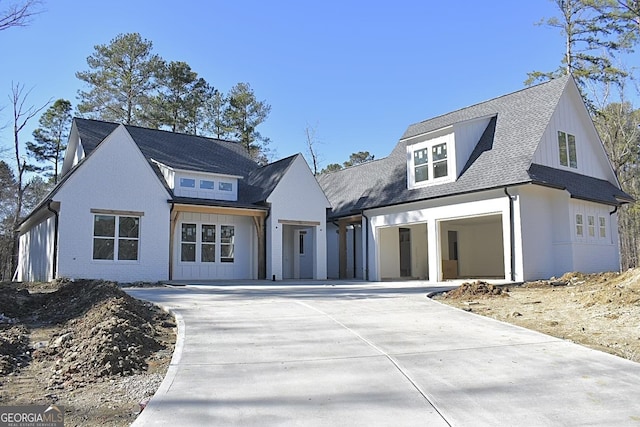 view of front facade with a garage