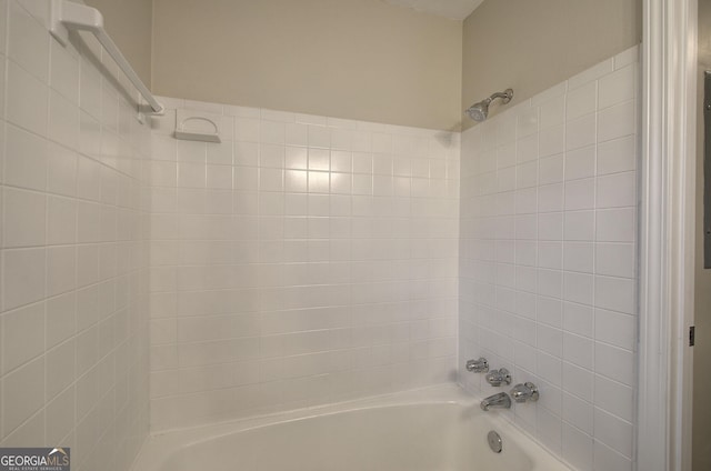 bathroom featuring tiled shower / bath