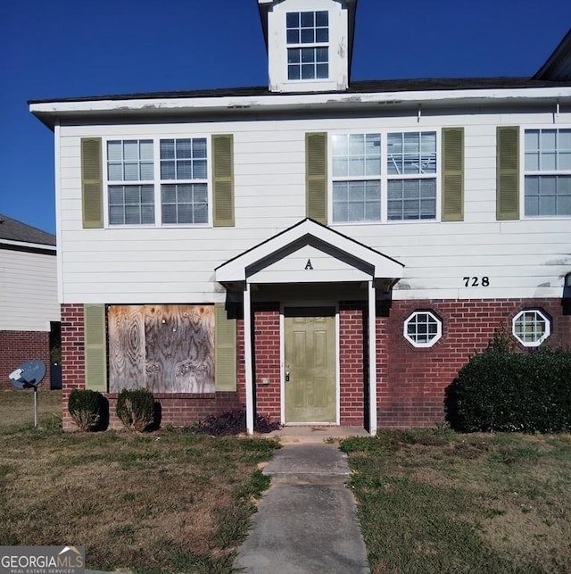 view of front facade featuring a front lawn