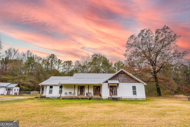 view of front of home featuring a porch and a lawn