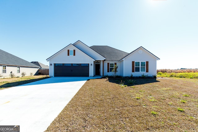 modern inspired farmhouse featuring a garage and a front lawn