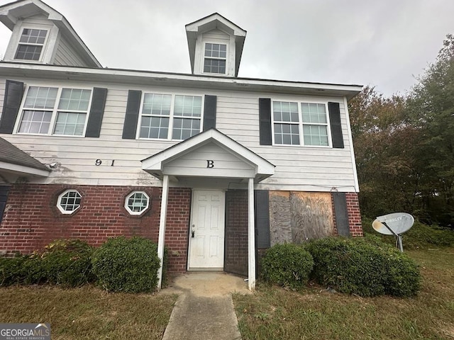 view of front of property with a front yard