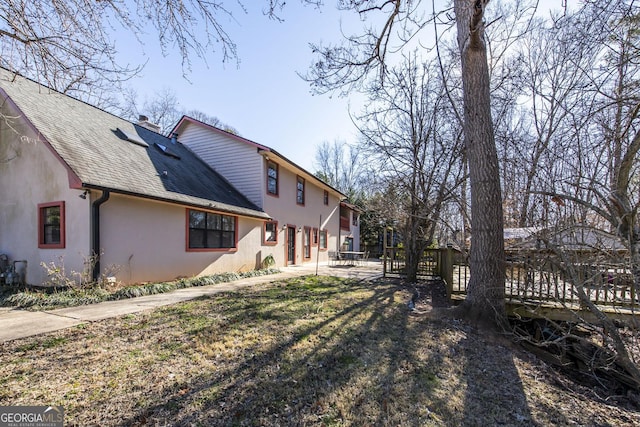 view of yard featuring a patio