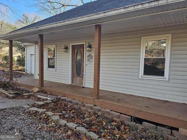 entrance to property featuring covered porch