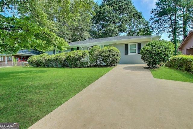 ranch-style house featuring a front lawn