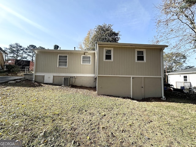 rear view of house featuring a lawn