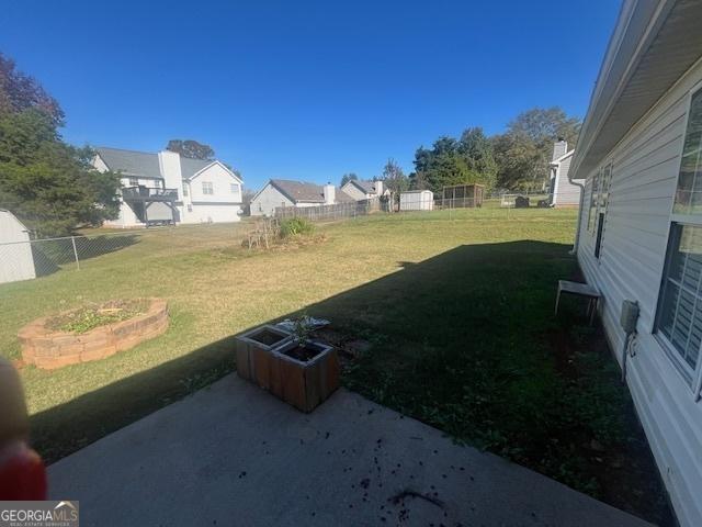 view of yard featuring a patio