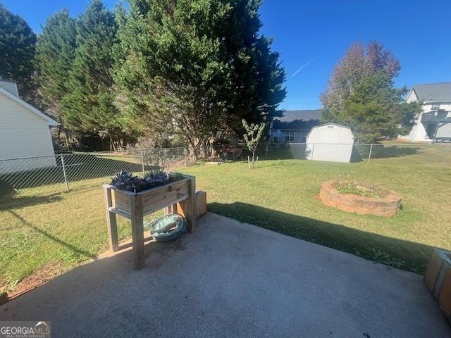 view of yard featuring a patio