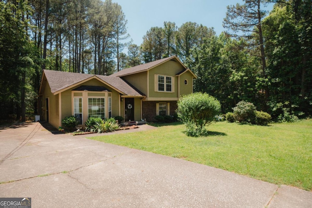 view of front of home featuring a front yard