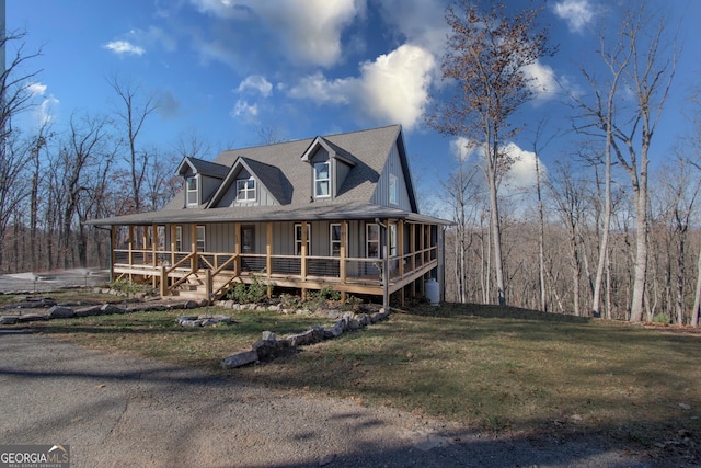 view of front facade featuring a front yard