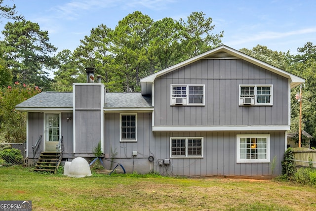 view of front of property featuring a front yard