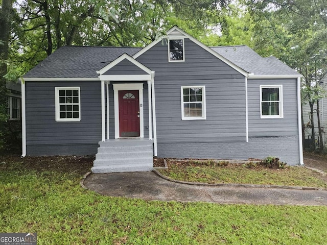 view of front of home with a front lawn