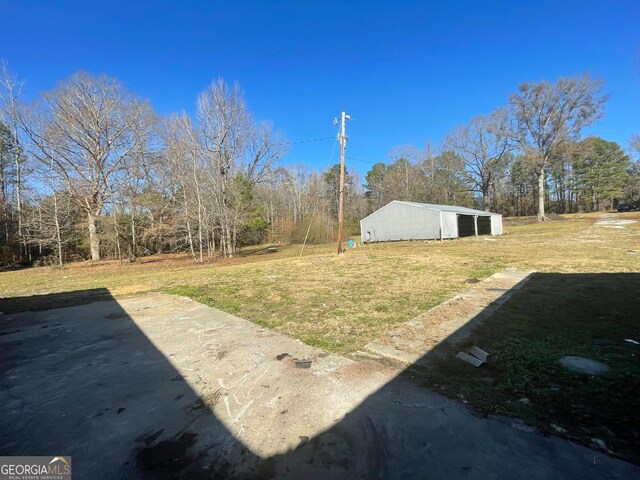 view of yard featuring an outdoor structure