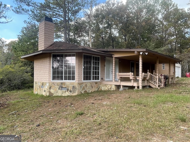 view of front of property featuring a front yard and a porch