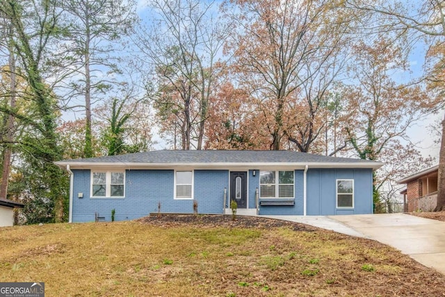 single story home with a front lawn