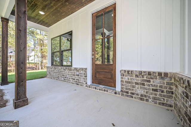 property entrance with covered porch