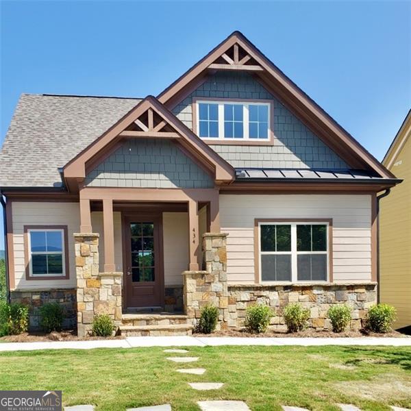 craftsman-style house featuring a front lawn