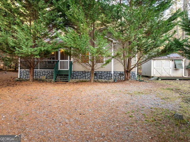 view of yard featuring a storage shed