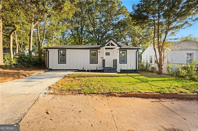 view of front of property featuring a front yard