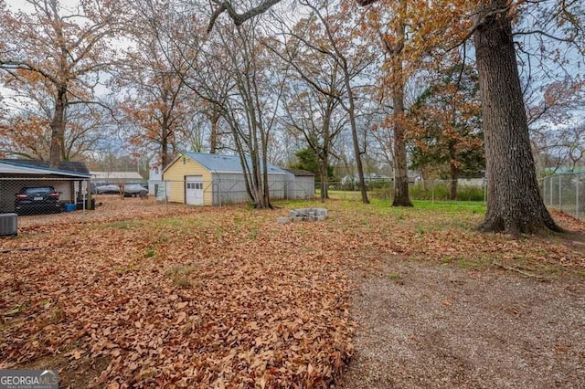 view of yard with an outbuilding