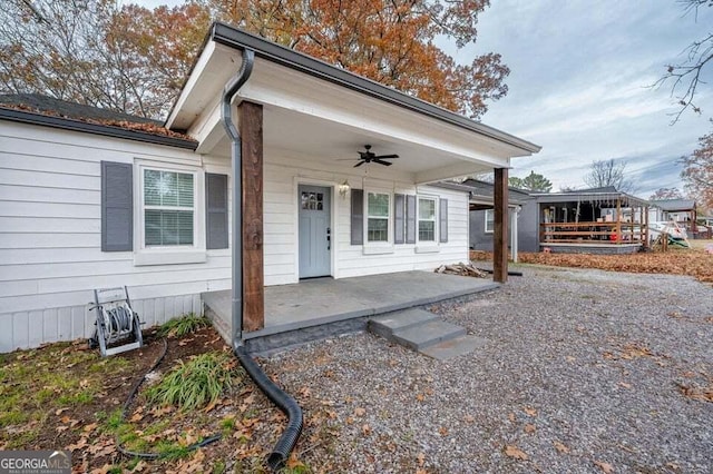 property entrance with ceiling fan and covered porch