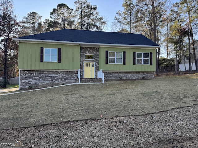 view of front facade with a front yard