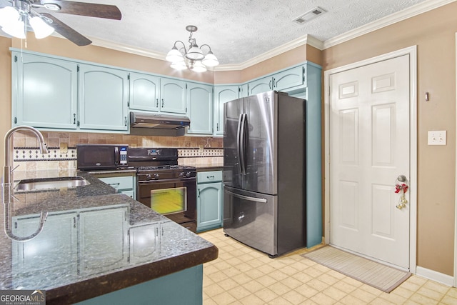 kitchen featuring tasteful backsplash, ceiling fan with notable chandelier, a textured ceiling, sink, and black appliances