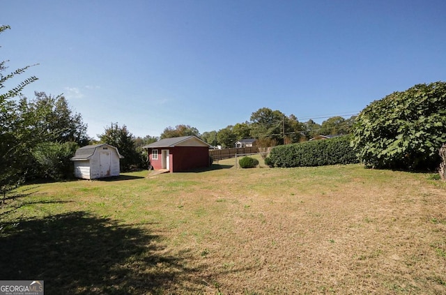 view of yard featuring a storage unit