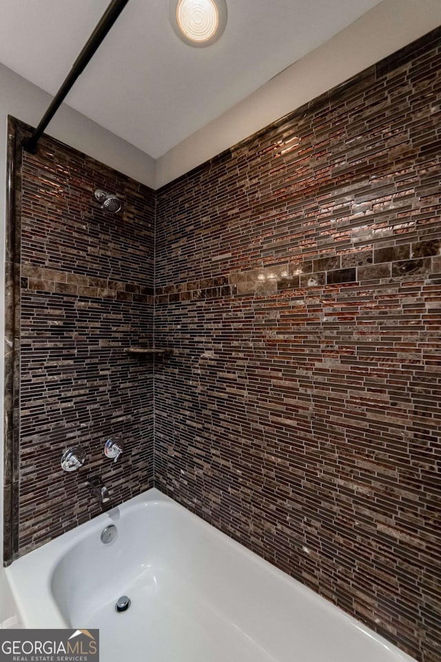 bathroom with tiled shower / bath