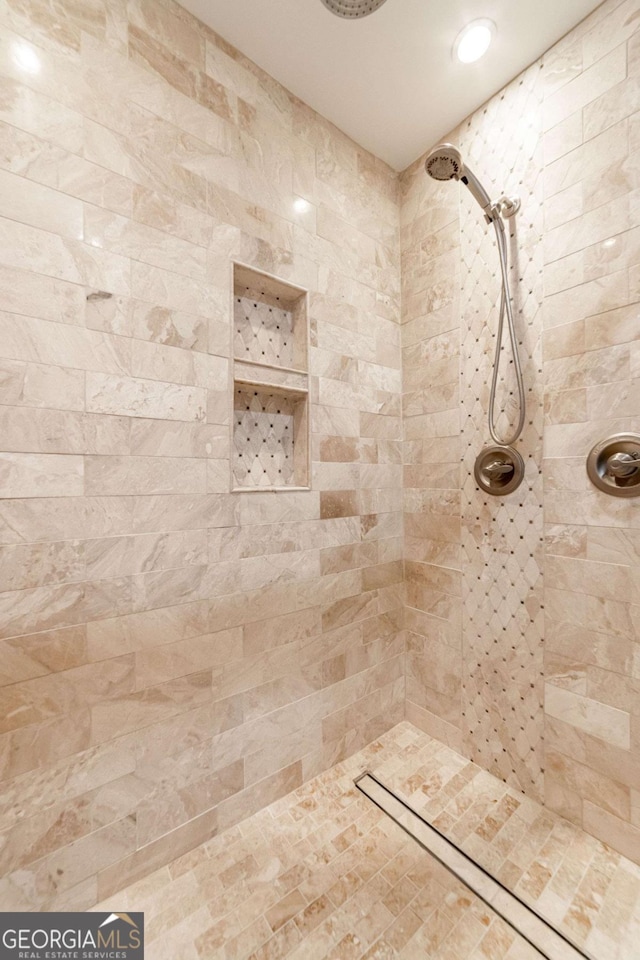 bathroom featuring tiled shower