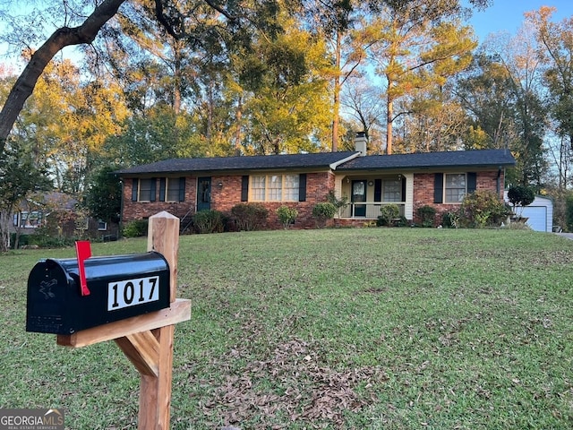 ranch-style house featuring a front yard