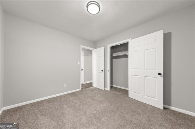 unfurnished bedroom with carpet flooring and a closet